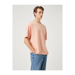 Koton Basic Oversize T-Shirt with a Crew Neck Short Sleeves.