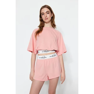 Súprava pyžama s krátkymi nohavicami a tričkom z bavlny v svetloružovej farbe s elastickými detailmi od značky Trendyol
