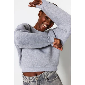 Trendyol Grey Relaxed Fit Crop Basic Crew Neck hrubá fleecová pletená mikina