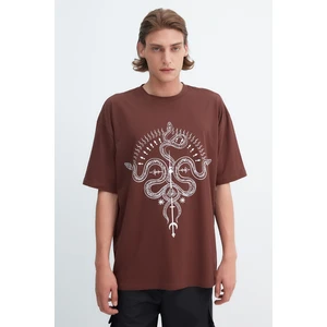 Trendyol X Zeynep Tosun Brown Men's Crew Neck Oversize Printed T-shirt