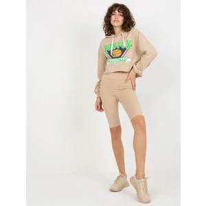 Beige casual set with short sweatshirt and cycling shoes