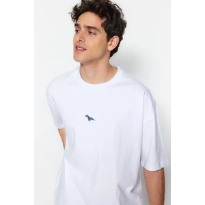 Trendyol White pánske oversize/wide cut crew krk krátky rukáv dinosaurie výšivky 100% bavlnené tričko.