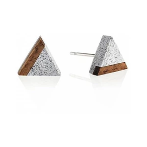 GRAVELLI JEWELLERY Naušnice Triangle Wood – světle šedé