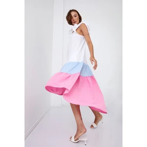 Letní šaty na ramínka s delším zadním dílem v modré a růžové barvě