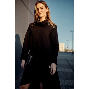 Black trapezoidal dress with a wide turtleneck