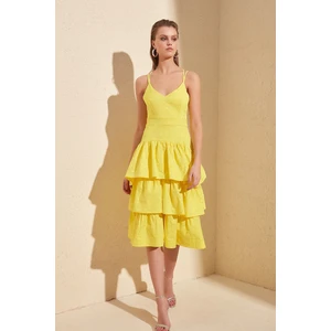 Trendyol Yellow Textured Back Szczegółowa sukienka