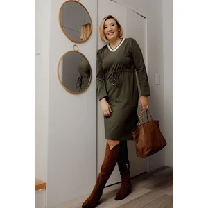 Šaty Plus Size se zavazováním v khaki pase