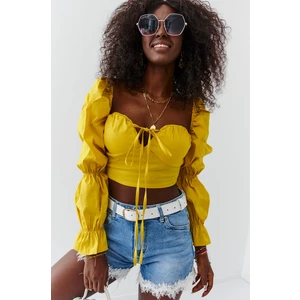 Short mustard blouse with long sleeves