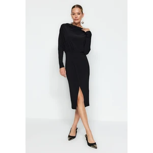 Trendyol Czarna kopertówka z rozcięciem na szyi w kształcie litery A / A Form Midi Stretch Knit Dress