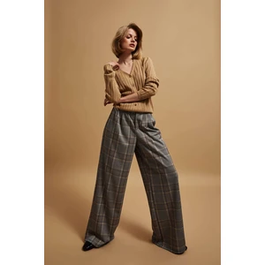 Trousers with wide legs