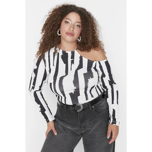 Trendyol Curve Plus Size Blouse - Black - Slim fit