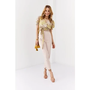 Elegant light beige trousers with darts