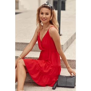 Delicate dress with red clutch neckline