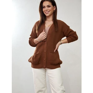 Loose women's sweater with brown buttons